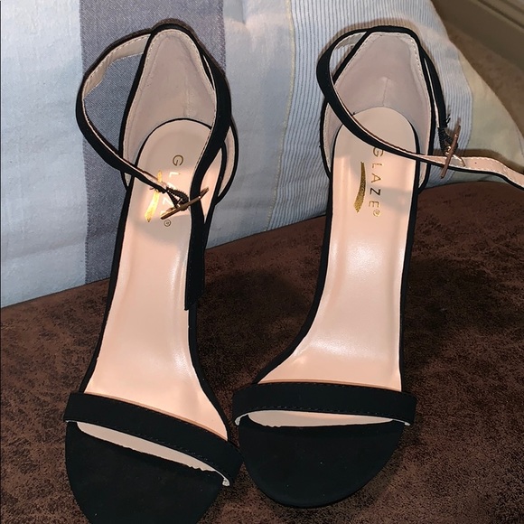 Black heels - Picture 3 of 3